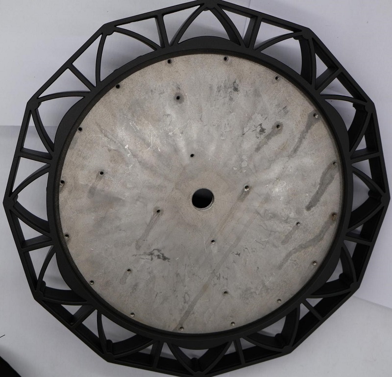Comment contrôler les différences de couleurs dans les pièces moulées du luminaire pendant la production?
